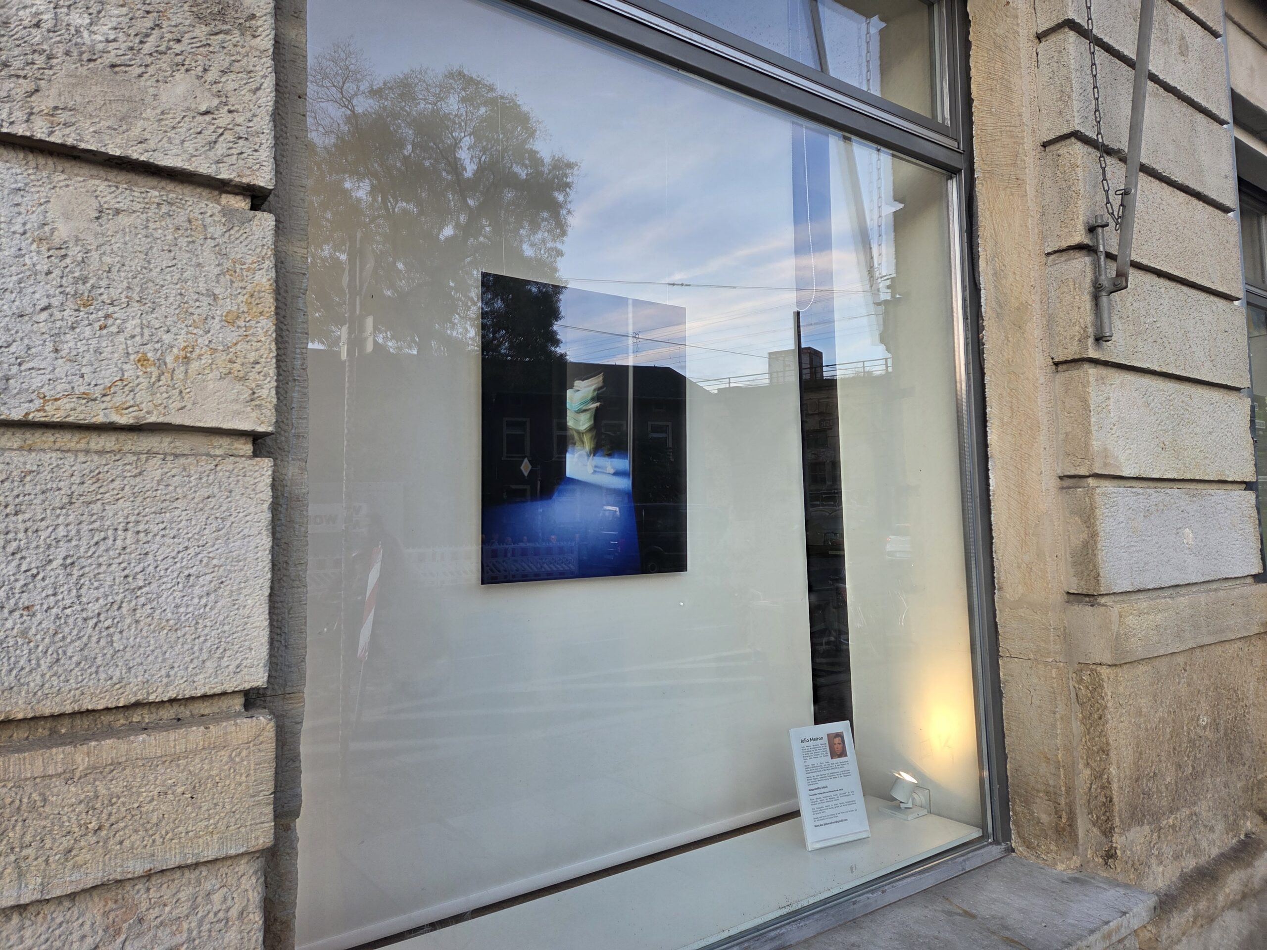 Im Kunstfenster der grünen Ecke hängt eine Fotografie des Künstlers Julio Meiron.