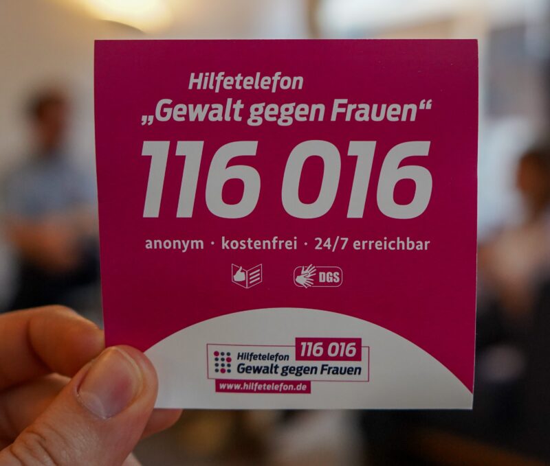 Ein Sticker des Hilfetelefon "Gewalt gegen Frauen" mit der kostenfreien anonymen Nummer 116 016